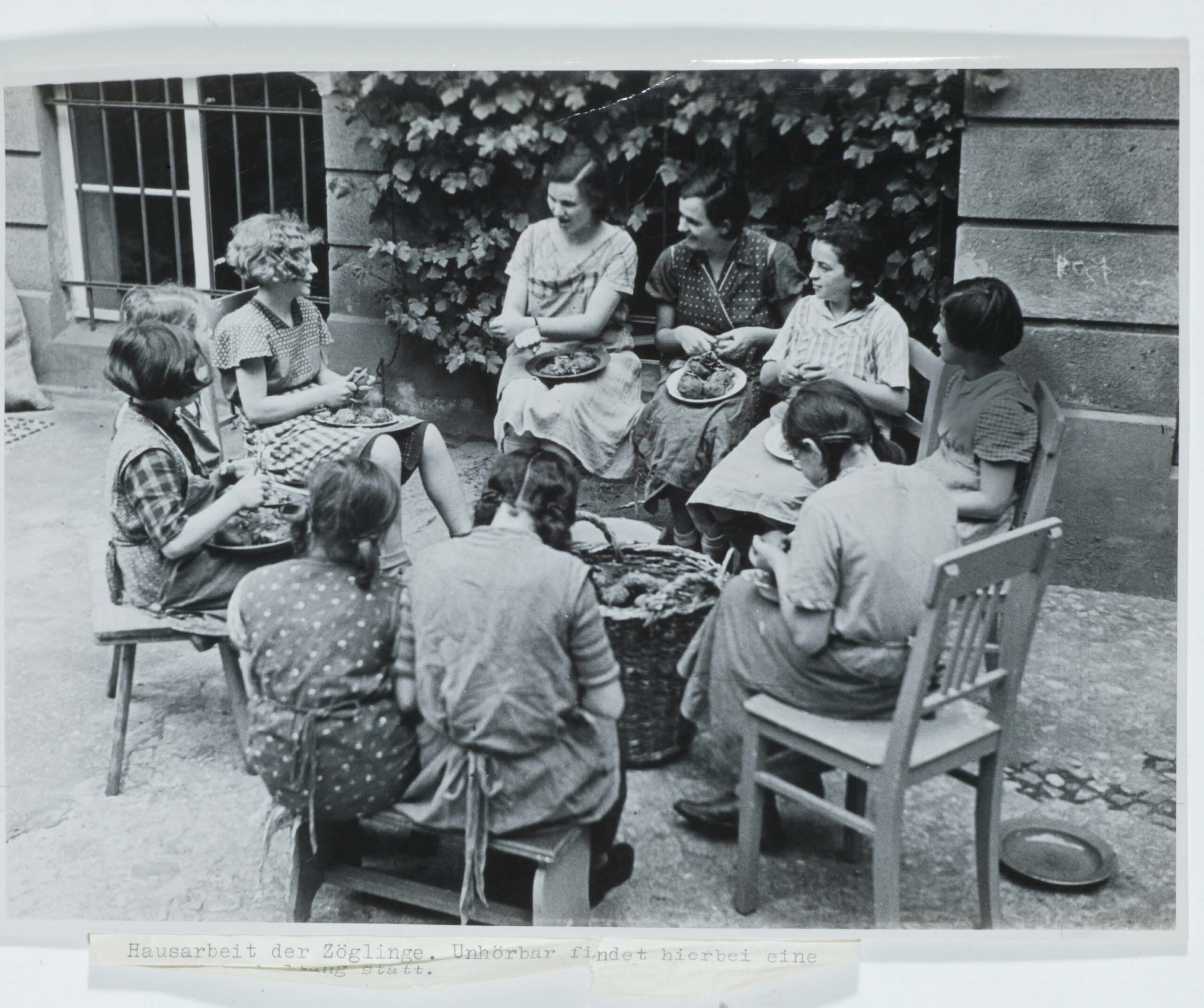 Berlin_Weißensee_Ehemalige Israelitische Taubstummenanstalt_1934_Mädchen beim Gemüseputzen